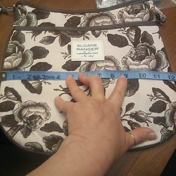 ONE left Floral Crossbody pocketbook - Picture 6 of 7